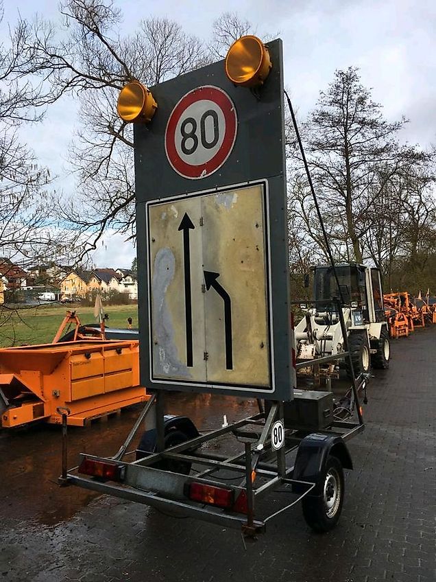 Nissen Vorwarntafel VLT Warntafel Verkehrsleittafel Verkehrsleitanhänger Verkehrssicherungsanhänger Absperrtafel Sperrwand Horizont VWT E Trebbiner