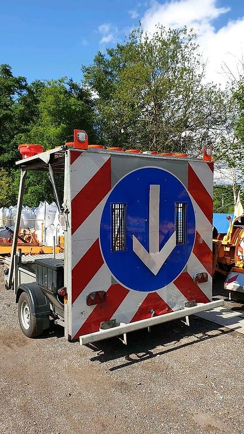 Mersch LED Absperrtafel Sperrwand Verkehrssicherungsanhänger VZ